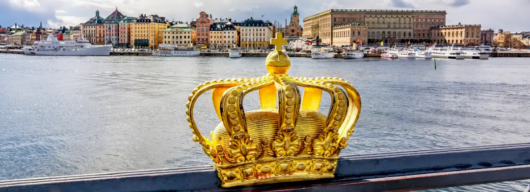 Guldkrona på skeppsholmsbron i Stockholm mot Gamla stan och Stockholms slott